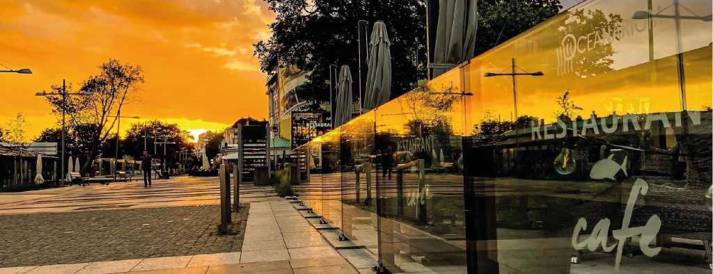 Bora Retractable Terrace Screens with Logo, Restaurant Terrace Screens, Cafe Screens, Restaurant Screens, Outdoor Terrace Screens, Retracting Screens for Outdoors, Balustrades, Hospitality Terrace Screens, Windbreaks